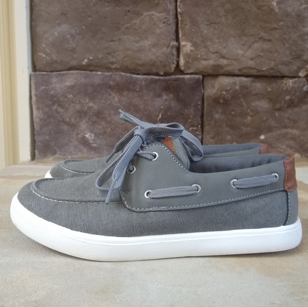 Boys grey boat shoes, size 5, with memory foam!